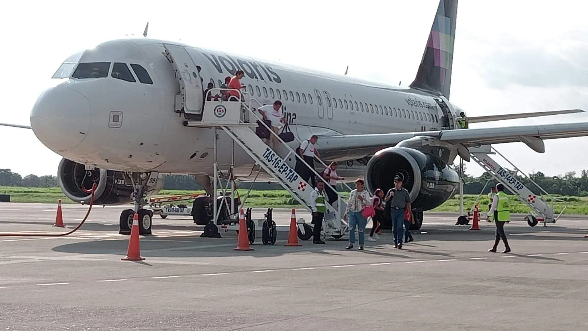 personas bajando de un avión